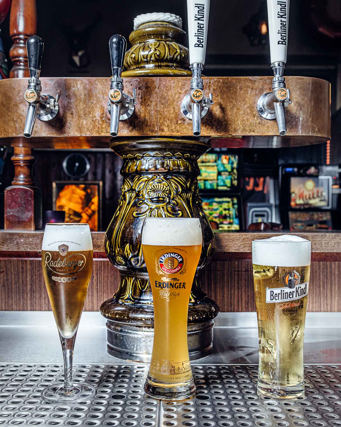 Historische Zapfanlage mit Biergläsern